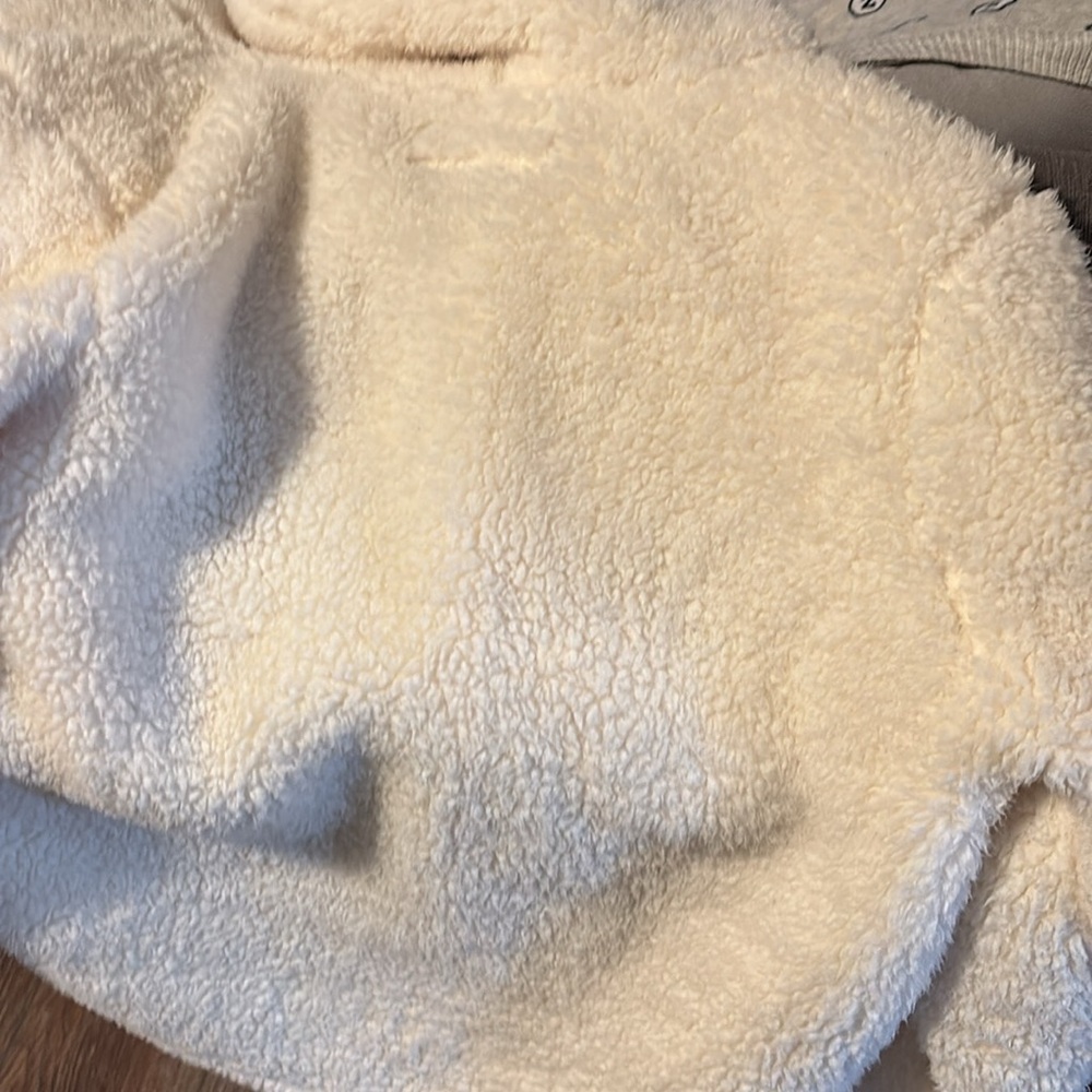 Abercrombie & Fitch furry jacket girls size 15/16 - Picture 3 of 3